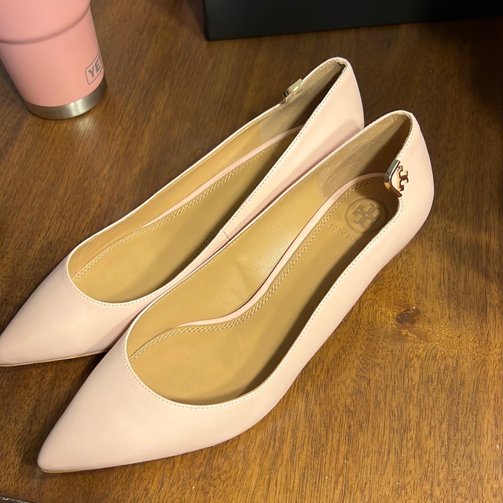 Tory Burch - size 8 - light pink kitten heal pointed toe shoe